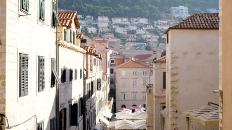 Dubrovnik,-Gasse-Der-Altstadt-Und-Gebäude-Mit-Fensterläden