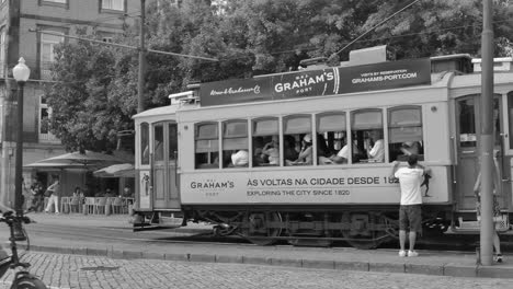 Registro-En-Blanco-Y-Negro-Del-Antiguo-Tranvía-De-Transporte-En-Funcionamiento-En-Porto,-Portugal