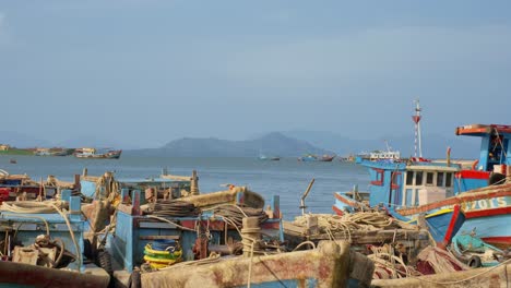 El-Puerto-Pesquero-En-Un-Día-Soleado-Con-Muchos-Barcos-Estacionados.