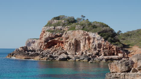 Türkisfarbenes-Wasser,-Umgeben-Von-Felsformationen-Und-Grünen-Pflanzen-Auf-Mallorca,-Spanien,-Schafft-Eine-Ruhige-Szene-Natürlicher-Schönheit