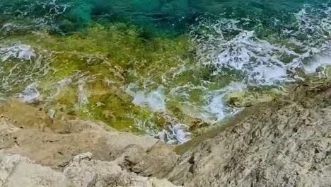 Cala-Ratjada-Wellen-Gegen-Steinklippen-Der-Küste-Auf-Der-Insel-Palma-De-Mallorca