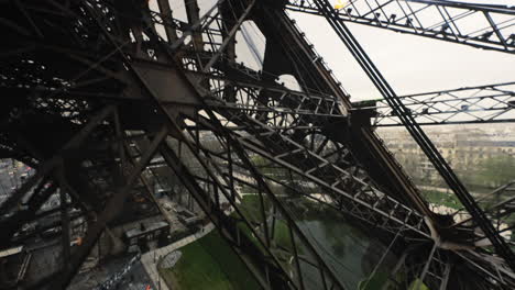 Aufsteigender-Aufzug,-Aufnahme-Des-Architektonischen-Rahmens-Des-Eiffelturms