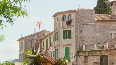 Beautiful-Mediterranean-old-houses-in-Valldemossa,-Mallorca,-Spain,-showcasing-the-region's-architectural-charm