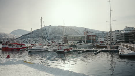 Schwenk-Des-Hafens-Von-Tromsø-In-Norwegen,-Oberhalb-Des-Polarkreises