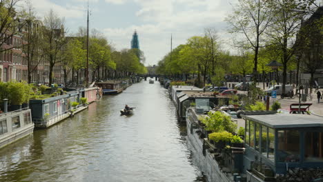 Pacífico-Canal-De-Ámsterdam-En-Primavera-Con-Botas-Navegando-Lentamente-Sobre-él