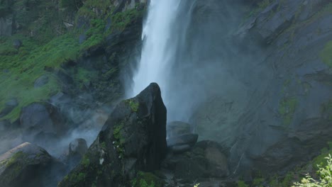 El-Agua-Salpica-En-Las-Rocas-Al-Pie-De-La-Cascada-Foroglio-En-Suiza