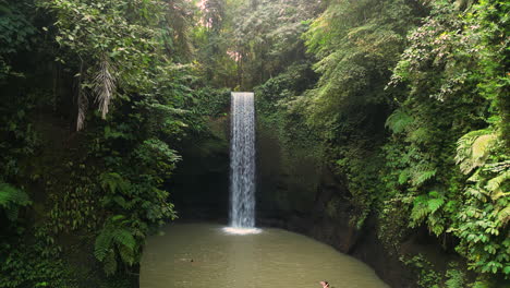 Wunderschöner-Wasserfall-In-Einem-übermäßig-Touristischen-Reiseziel