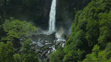 Cascada-De-Foroglio-En-El-Valle-De-Bavona,-Ticino,-Suiza