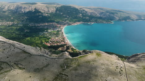 Flug-über-Die-Ruinen-Auf-Dem-Berggipfel-Mit-Blick-Auf-Die-Stadt-Baska-Und-Die-Küste-In-Krk,-Kroatien