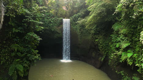 Gente-Bañándose-En-Una-Laguna-Tropical-En-Medio-De-La-Jungla-Formada-Por-La-Cascada-Tibumana-En-Bali