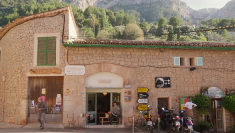 Un-Café-Al-Borde-De-La-Carretera-En-Deía,-Mallorca,-España,-Que-Ofrece-Un-Lugar-Refrescante-Para-Disfrutar-De-Un-Café-Por-La-Tarde