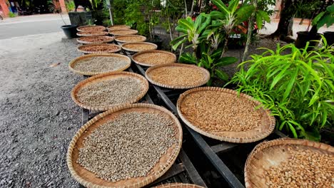Luwak-Kaffeebohnen-In-Einer-Schüssel-Auf-Der-Straße-Zum-Verkauf-In-Indonesien,-Nahaufnahme-Der-Umlaufbahn