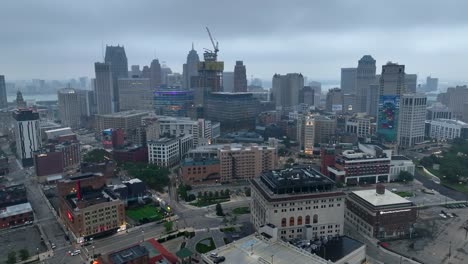 Wide-aerial-shot-of-Detroit,-MI-skyline-on-foggy-morning