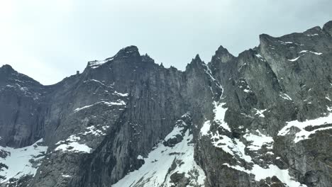 Blick-Aus-Der-Luft-Auf-Die-Berühmte-Trollwand-In-Norwegen-–-Eine-Vertikale-Bergwand,-Die-Für-Ihre-Spitzen-Gipfel-Und-Riskanten-Kletter--Und-Basejump-Möglichkeiten-Bekannt-Ist
