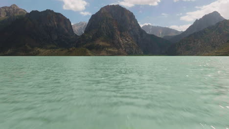 Flug-über-Den-Iskander-Kul-See-In-Tadschikistan-In-Richtung-Der-Berge---Luftaufnahme