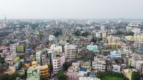 Ein-Dicht-Besiedeltes-Gebiet-Neben-Howrah-Am-Ufer-Des-Ganges