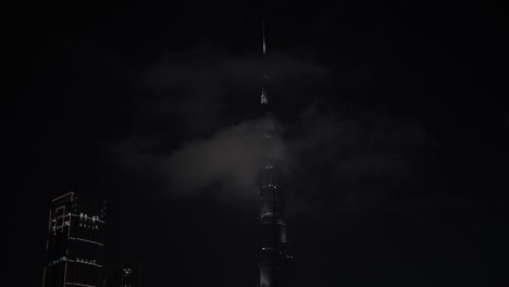 Nachts-Ziehen-Wolken-An-Der-Spitze-Des-Burj-Khalifa-In-Der-Innenstadt-Von-Dubai-Vorbei