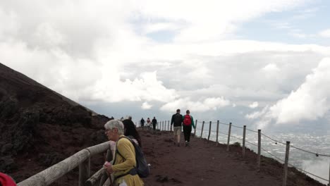 Viajeros-Caminando-En-El-Monte-Mt