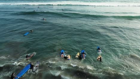 Overtourism-Im-Tropischen-Paradies,-Schar-Von-Surfern-Am-Strand-Von-Batu-Bolong,-Bali,-Indonesien