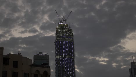 Beleuchteter-Wolkenkratzer-Im-Bau-In-Der-Stadt-Dubai