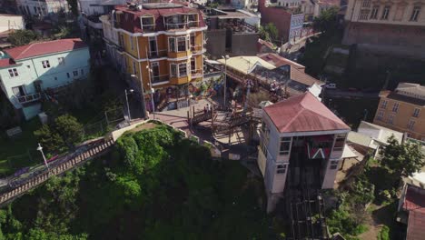 Vista-Aérea-Sobre-El-Ascensor-Reina-Victoria-Hillside-Funicular