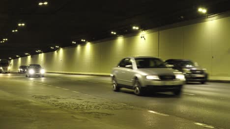 Autos-Mit-Eingeschaltetem-Licht-Fahren-Durch-Einen-Stadttunnel
