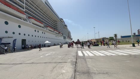 Szene-Mit-Touristen,-Die-Den-Hafen-Von-La-Goulette-Erkunden,-Und-Kamelen-Zum-Mieten-In-Tunis,-Tunesien