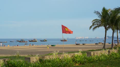 Vietnamesische-Flagge-Im-Wind-An-Einem-Wunderschönen-Strand