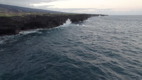 Impresionante-Vista-Aérea-De-La-Costa-De-Lava-De-La-Gran-Isla-De-Hawaii
