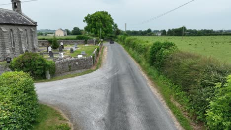 Coche-De-Carreras-Antiguo-A-Gran-Velocidad-En-Una-Ruta-De-Rally-De-Coches-Antiguos-En-Caminos-Irlandeses-Rurales-En-Carlow-Irlanda-En-Una-Cálida-Mañana-De-Verano