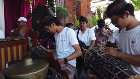 Das-Gamelan-Orchester-Spielt-Bei-Der-Religiösen-Tempelzeremonie-Traditionelle-Percussion-Aus-Bali,-Indonesien,-Einem-Reiseziel-Für-Kunst-Und-Kultur