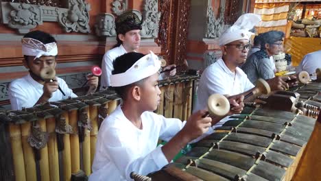 Los-Niños-Interpretan-Música-De-Género-Gamelán-En-La-Ceremonia-Del-Templo-Hindú-Balinés-Orquesta-En-Vivo-Tradición-De-Indonesia
