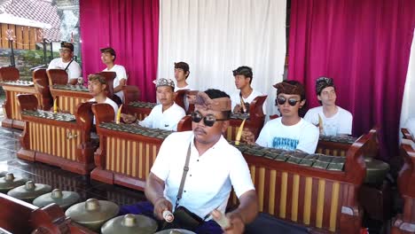 La-Música-Gamelán-Tradicional-De-Bali,-Indonesia,-Se-Toca-En-Un-Templo-Ceremonia-Hindú-Gente-Balinesa-Realizando-Artes-Sagradas