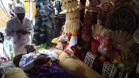Balinesischer-Hindu-Priester-Führt-Zahnfeilungszeremonie-Im-Farbenfrohen-Tempel-Von-Bali,-Indonesien,-Ornamente,-Alte-Tradition-Für-Das-Eindringen-Von-Jugendlichen-Ins-Erwachsenenalter-Durch