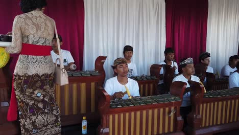 Mujer-Balinesa-Con-Atuendo-Tradicional-Sirve-Café-En-La-Ceremonia-Del-Templo-De-Música-Gamelan-De-Bali