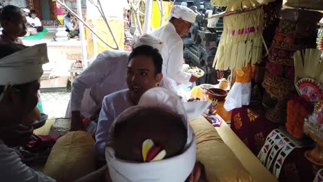 Der-Balinesische-Priester-Führt-Das-Zeremoniell-Der-Zahnfeilung-Im-Bali-Indonesien-Tempel-Durch