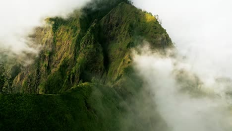 Bewölkte-Berge-Offenbaren-Ihren-Reiz,-Wenn-Sie-Zwischen-Sanftem-Nebel-Und-Flüchtigen-Einblicken-In-Majestätische-Landschaften-Schwanken