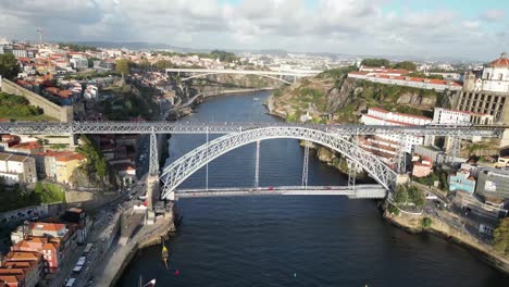 Drohnenaufnahme-Von-Brücken-In-Porto-Portugal-über-Dem-Fluss-Douro