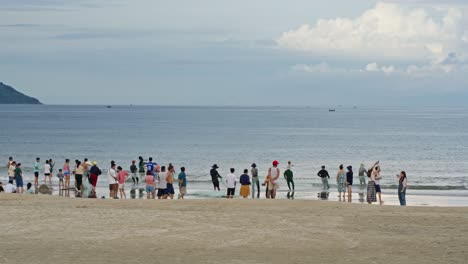 An-Einem-Schattigen-Tag-Spielen-Menschen-An-Einem-Wunderschönen-Strand