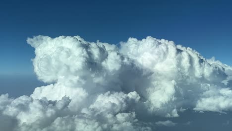 Vista-De-Cerca-De-Una-Enorme-Nube-De-Tormenta,-Tipo-Cumuloninmbus,-Tomada-Desde-Una-Cabina-De-Jet-Volando-A-12000m-De-Altura