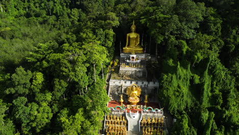 Buddha-Bergtempel-In-Krabi,-Thailand,-Luftaufnahme