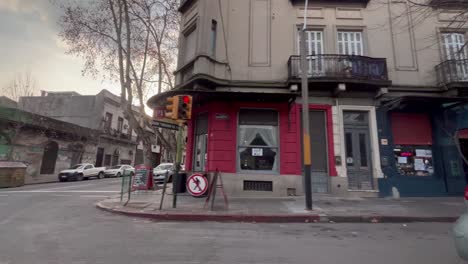 Fahren-Im-Stadtzentrum-Von-Montevideo-Entlang-Der-Calle-Miguelete