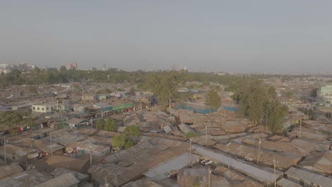 Drohnenaufnahmen-Von-Dächern-In-Den-Slums-Von-Kibera,-Nairobi