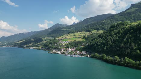 Drone-Captura-La-Encantadora-Ciudad-De-Saint-Gallen-Asentada-En-La-Orilla-Del-Lago-Walensee
