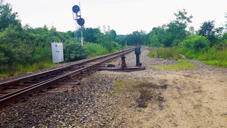 Maine-Eisenbahnschienen-Mit-Warnsignalen