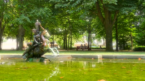 Prächtige-Statue-Und-Brunnen-Im-Crystal-Palace-Gardens-In-Porto,-Portugal