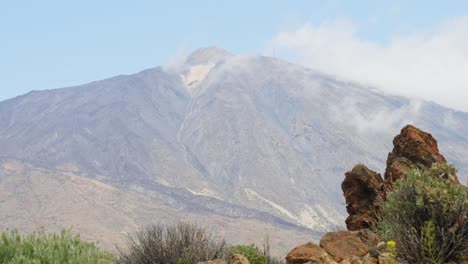Massiver-Teide-Vulkan-Auf-Der-Kanarischen-Insel,-Nach-Oben-Geneigte-Ansicht