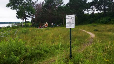 Warnschild,-Den-Bereits-Eingerichteten-Campingplatz-Nicht-Zu-Betreten