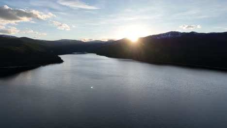 Luftdrohnen-Abendsonnenuntergang-Mit-Ruhigem-Wasser-Am-Türkisfarbenen-See-Mit-Blick-Auf-Die-Berge-In-Der-Nähe-Von-Leadville,-Colorado-Sonnenaufgang