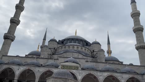 Look-up-view-of-the-Blue-Mosque,-an-iconic-symbol-of-Istanbul,-Turkey